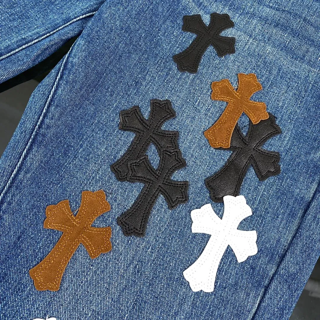 🅿️330 top version! CH Crow Heart Purple Leather Sanskrit Logo Crow Heart Cross Sanskrit overalls. The counter price is 34W level, patchwork cross flower embellishment, washed jeans! ! An absolutely high-end luxury product, a 1.9W-level god-level single product, a super popular product, made by top heavy industry, a magic weapon that cannot be missed! [About Zangyin] This is an extremely luxurious fashion brand that can also be called the nobility of the high street. It has always been an exclusive brand for some hipsters or rich second generations. Compared with ordinary high streets, it is more luxurious and noble. Compared with luxury brands, it is more fashionable and individual. It has always been a brand that I have a special liking for. [Top heavy industry fashionable design] Consistently made in high street luxury style. Speaking of this style, the Zangyin family and GU family are definitely the leading representative brands. Especially the Zangyin family has really achieved a state-of-the-art effect in creating high street style. The unique washed material is used to create this style. The color system is quite eye-catching. It is decorated with patchwork cross flowers, which cleverly highlights the charm of the brand. Secondly, this style uses classic The high-waist cutting design highlights the long legs and fashionable temperament of the upper body. The brand is highly recognizable and the slim fit configuration is more suitable for daily wear. It is a product that interprets personality, fashion, and specifications at a glance. This single product is enough to make any fan excited. It can be a white T-shirt for youthful preppy style, or a tight suspender for lady style. It has strong matching ability and can be easily controlled by men.  [Material and craftsmanship] Needless to say, this point goes without saying. As an excellent craftsman brand, Zangyin has really perfect requirements for details and craftsmanship. The washed color of this model has gone through so many processes, not to mention the embellishment of the denim appliqués. It is also purely handmade and sewn. Just like what they believe in, only handmade things have soul and have the meaning of wear. A top-notch heavy-duty fashionable denim item, I look forward to your perfect interpretation! !  Color: Black Size: S-XL